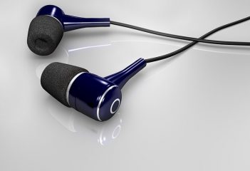 earphones 477446 640
